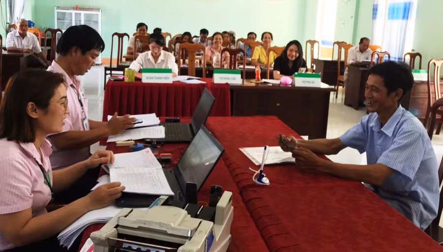 Hộ nghèo đồng bào dân tộc thiểu số được tiếp cận nguồn vốn vay hỗ trợ đất sản xuất, chuyển đổi nghề, nhà ở theo Nghị định số 28/2022/NĐ-CP của Chính phủ. Ảnh: Sơn Ca