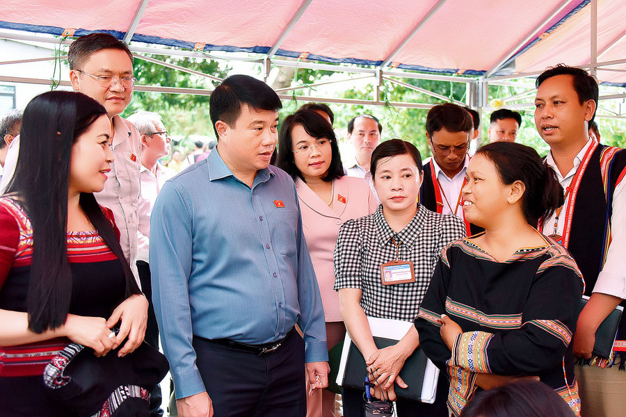 Chủ tịch Hội đồng Dân tộc của Quốc hội Y Thanh Hà Niê Kđăm (hàng trước, thứ 2 từ trái sang) trò chuyện cùng người dân xã Đak Tơ Ve, huyện Chư Păh. Ảnh: Đ.T Chủ tịch Hội đồng Dân tộc của Quốc hội Y Thanh Hà Niê Kđăm (hàng trước, thứ 2 từ trái sang) trò chuyện cùng người dân xã Đak Tơ Ve, huyện Chư Păh. Ảnh: Đ.T