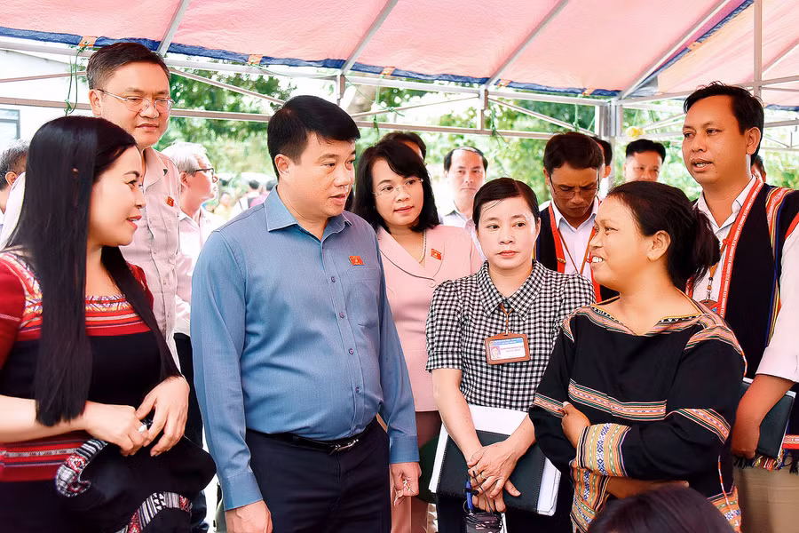 Chủ tịch Hội đồng Dân tộc của Quốc hội Y Thanh Hà Niê Kđăm (hàng trước, thứ 2 từ trái sang) trò chuyện cùng người dân xã Đak Tơ Ve, huyện Chư Păh. Ảnh: Đ.T