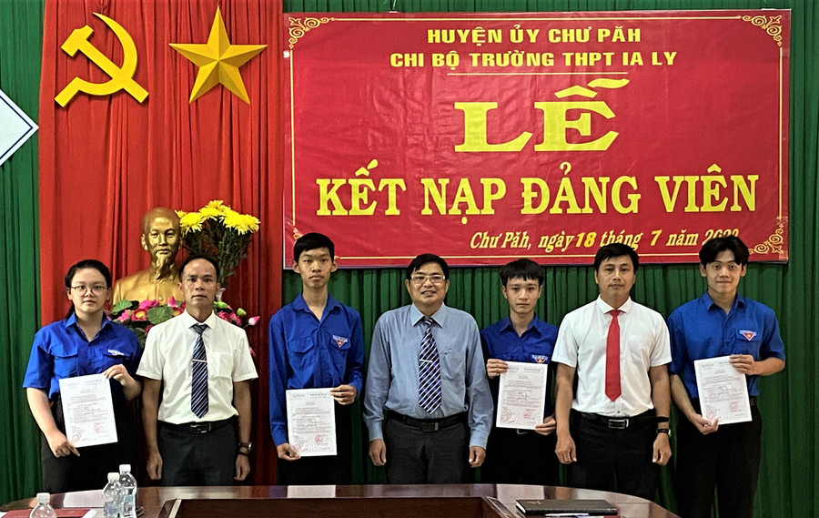 Chi bộ Trường THPT Ya Ly (huyện Chư Păh) tổ chức lễ kết nạp đảng viên cho 4 đoàn viên là học sinh ưu tú. Ảnh: Hà Đức Thành Chi bộ Trường THPT Ya Ly (huyện Chư Păh) tổ chức lễ kết nạp đảng viên cho 4 đoàn viên là học sinh ưu tú. Ảnh: Hà Đức Thành