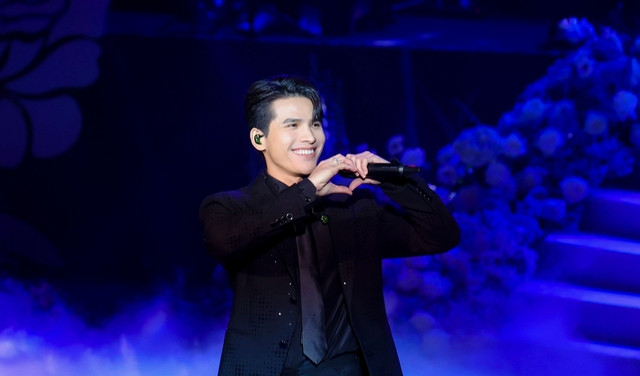 Quốc Thiên lần đầu hát trên sân khấu Nhà hát lớn Hà Nội Quốc Thiên lần đầu hát trên sân khấu Nhà hát lớn Hà Nội