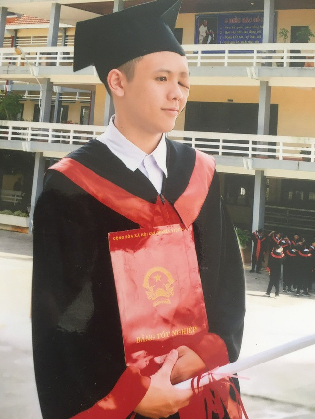 Nam lúc tốt nghiệp lớp 12 và cục bướu lớn dần Nam lúc tốt nghiệp lớp 12 và cục bướu lớn dần