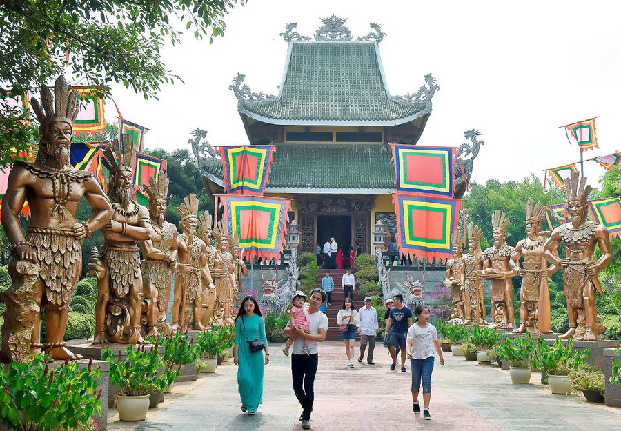 Người dân tham quan Đền thờ Vua Hùng tại Công viên Đồng Xanh (TP. Pleiku). Ảnh: Đ.T Người dân tham quan Đền thờ Vua Hùng tại Công viên Đồng Xanh (TP. Pleiku). Ảnh: Đ.T