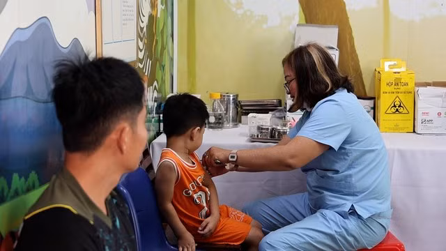 Bệnh nhân tiêm phòng dại khi bị chó cắn