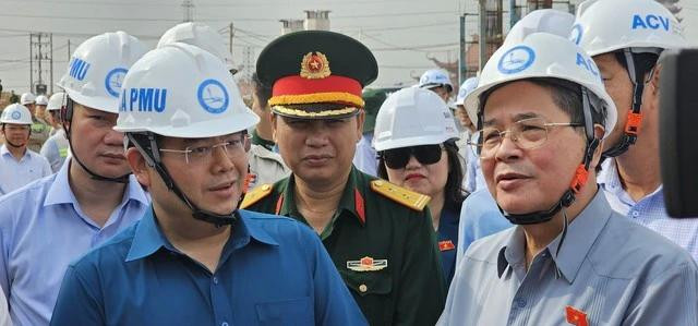 Phó chủ tịch Quốc hội Nguyễn Đức Hải (bên phải) kiểm tra thực tế dự án cao tốc Biên Hòa - Vũng Tàu vào ngày 5.3