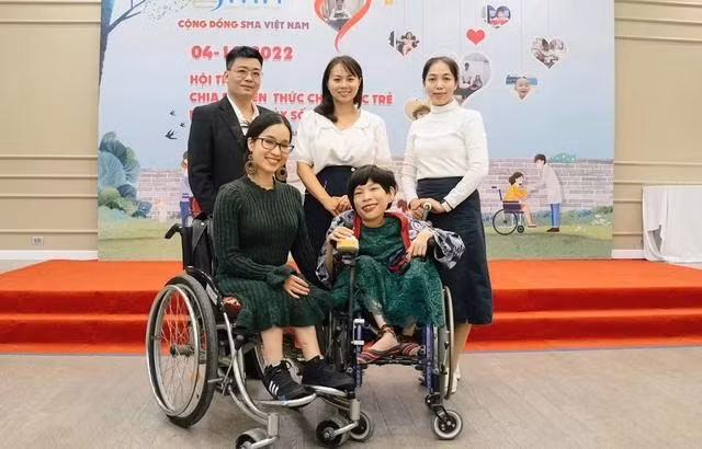 Chị Nguyễn Thị Phương (hàng sau, giữa), Trưởng nhóm bệnh nhân SMA tại Việt Nam