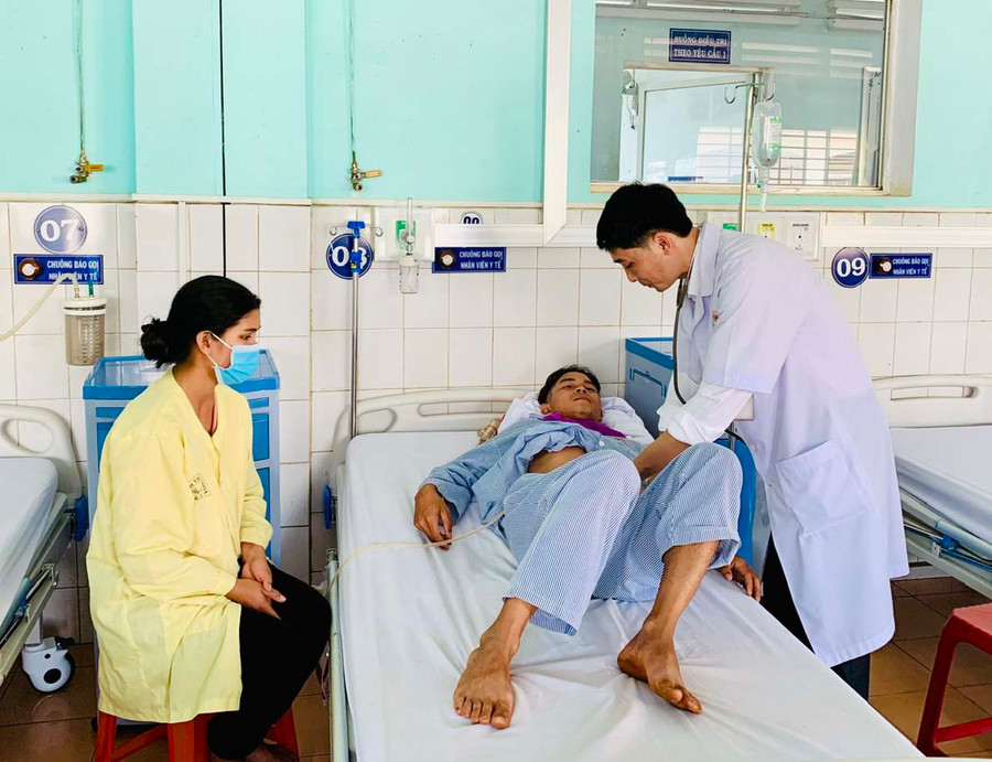 Bác sĩ Nguyễn Đình Nghĩa thăm khám cho bệnh nhân nằm điều trị tại Khoa Ngoại tổng hợp (Bệnh viện Đa khoa tỉnh). Ảnh: Như Nguyện