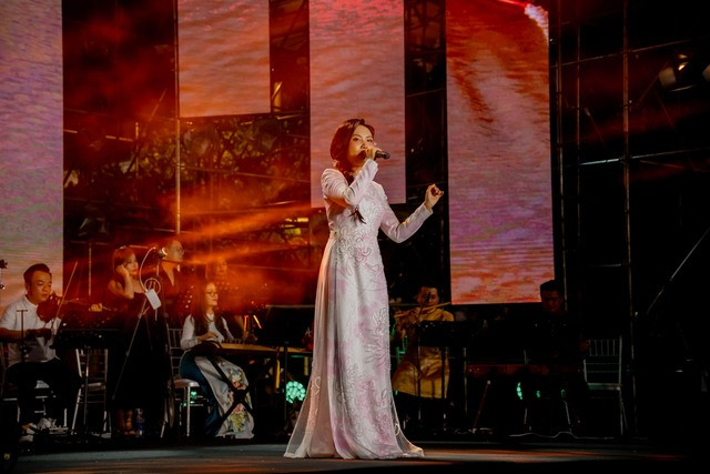 Ca sĩ Phương Mỹ Chi trình diễn ca khúc &quot;Bài ca Đất Phương Nam&quot;