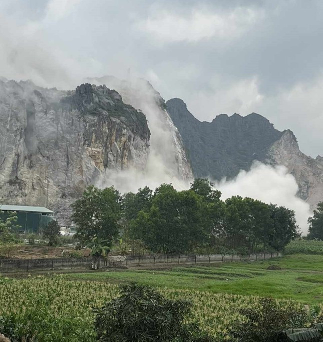 Nạn khai thác đá ở Núi Bền (Xã Minh Tân) cận kề với Khu thắng cảnh Kim Sơn Nạn khai thác đá ở Núi Bền (Xã Minh Tân) cận kề với Khu thắng cảnh Kim Sơn