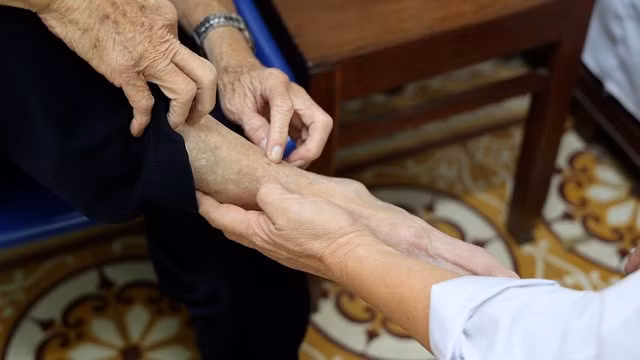 Một người bị chó cắn ở chân đi khám tại Trung tâm Kiểm soát bệnh tật tỉnh Quảng Ngãi