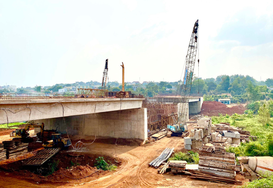 Dự án đường Nguyễn Văn Linh (TP. Pleiku) đang triển khai gói thầu làm cầu. Ảnh: Hà Duy