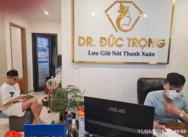 Bác sĩ Đức Trọng và trợ lý Viễn thay trang phục y tế khi đoàn kiểm tra tới