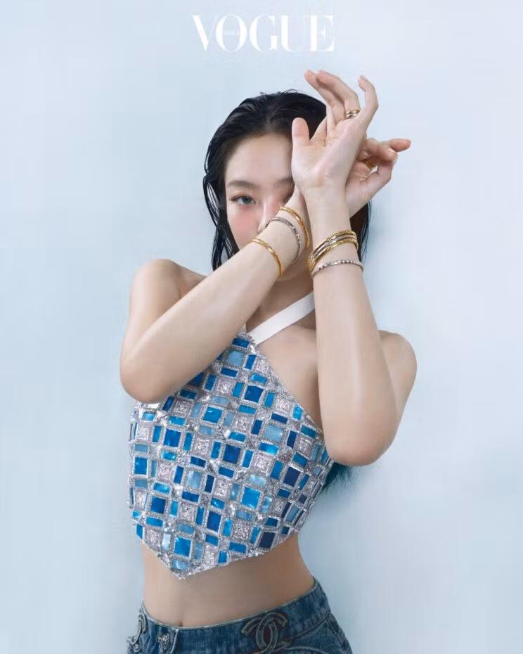 Khi được hỏi phản ứng của gia đình trước những gì truyền thông nói về mình, Jennie nói mẹ cô tin tưởng tuyệt đối dù nữ ca sĩ đưa ra quyết định gì. "Khi tôi có quá nhiều dự định, mẹ tôi chỉ khuyên con không cần nóng vội, chỉ cần làm những gì như Jennie đã làm là đủ tỏa sáng. Những lời nói của mẹ làm tôi an tâm hơn", thành viên nhóm BlackPink nói với Vogue.