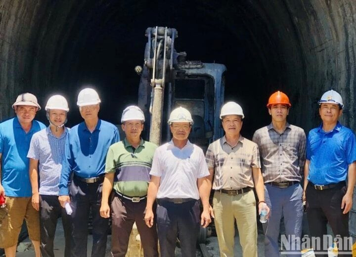 Chủ tịch Hội đồng thành viên Tổng Công ty Đường sắt Việt Nam Đặng Sỹ Mạnh (áo trắng đứng giữa) trực tiếp có mặt tại hiện trường chỉ đạo, động viên các đơn vị thi công. Chủ tịch Hội đồng thành viên Tổng Công ty Đường sắt Việt Nam Đặng Sỹ Mạnh (áo trắng đứng giữa) trực tiếp có mặt tại hiện trường chỉ đạo, động viên các đơn vị thi công.