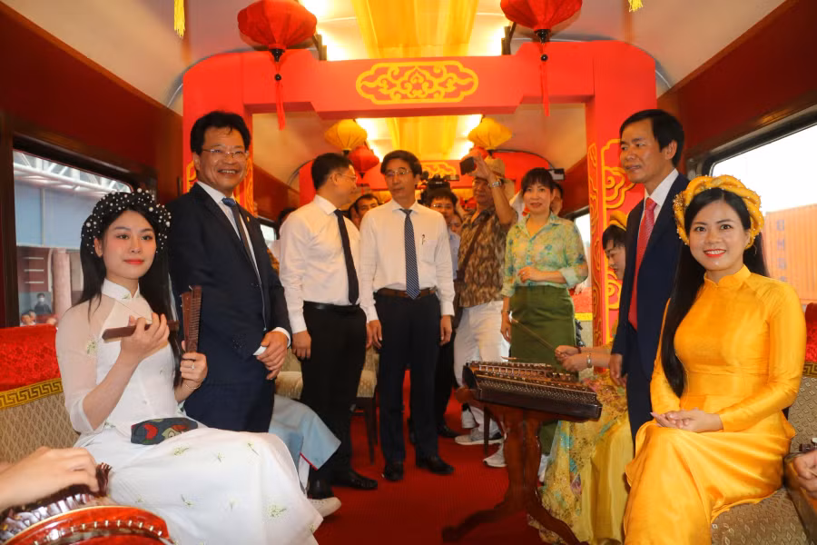 Giao lưu cùng các nghệ sĩ phục vụ ca Huế trên tàu