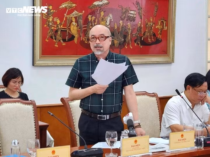 Cục trưởng Cục Điện ảnh Vi Kiến Thành thông tin về bộ phim ''Đào, phở và piano" tại họp báo thường kỳ của Bộ VHTTDL sáng 11/4.