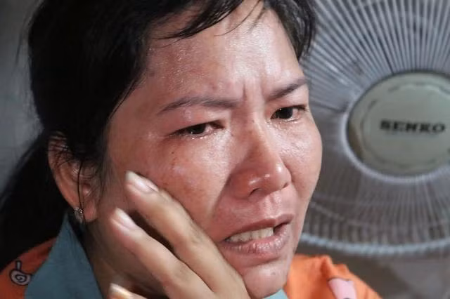 Chị Nguyễn Thị Hoa khóc nghẹn khi nghĩ về con Chị Nguyễn Thị Hoa khóc nghẹn khi nghĩ về con