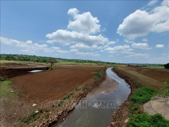 Khu vực thượng nguồn hồ chứa Krông Búk Hạ, huyện Krông Pắc (dung tích chứa gần 110 triệu m3 nước) đã cạn kiệt nguồn nước. Khu vực thượng nguồn hồ chứa Krông Búk Hạ, huyện Krông Pắc (dung tích chứa gần 110 triệu m3 nước) đã cạn kiệt nguồn nước.