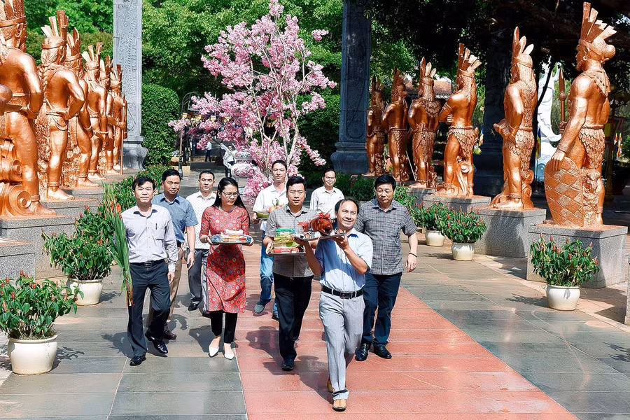 Với niềm thành kính dành cho đất Tổ, vào ngày 10-3 âm lịch hàng năm, các hội viên đều cùng nhau chuẩn bị lễ vật để làm lễ dâng hương. Ảnh: Đ.T Với niềm thành kính dành cho đất Tổ, vào ngày 10-3 âm lịch hàng năm, các hội viên đều cùng nhau chuẩn bị lễ vật để làm lễ dâng hương. Ảnh: Đ.T