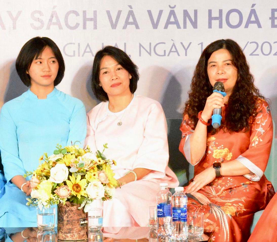 Cô Hà Hoài Phương (ở giữa, Tổ trưởng Tổ Ngữ văn Trường THPT chuyên Hùng Vương) chia sẻ kinh nghiệm lan tỏa đam mê đọc sách cho học sinh. Ảnh: P.D Cô Hà Hoài Phương (ở giữa, Tổ trưởng Tổ Ngữ văn Trường THPT chuyên Hùng Vương) chia sẻ kinh nghiệm lan tỏa đam mê đọc sách cho học sinh. Ảnh: P.D