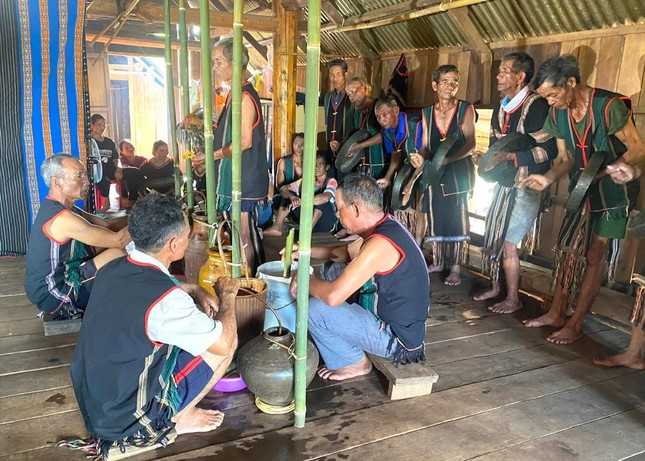 “Tập quán xã hội và tín ngưỡng Lễ mừng thọ của người M'nông huyện Lắk” là 1 trong 3 di sản văn hóa phi vật thể cấp quốc gia của tỉnh Đắk Lắk. “Tập quán xã hội và tín ngưỡng Lễ mừng thọ của người M'nông huyện Lắk” là 1 trong 3 di sản văn hóa phi vật thể cấp quốc gia của tỉnh Đắk Lắk.