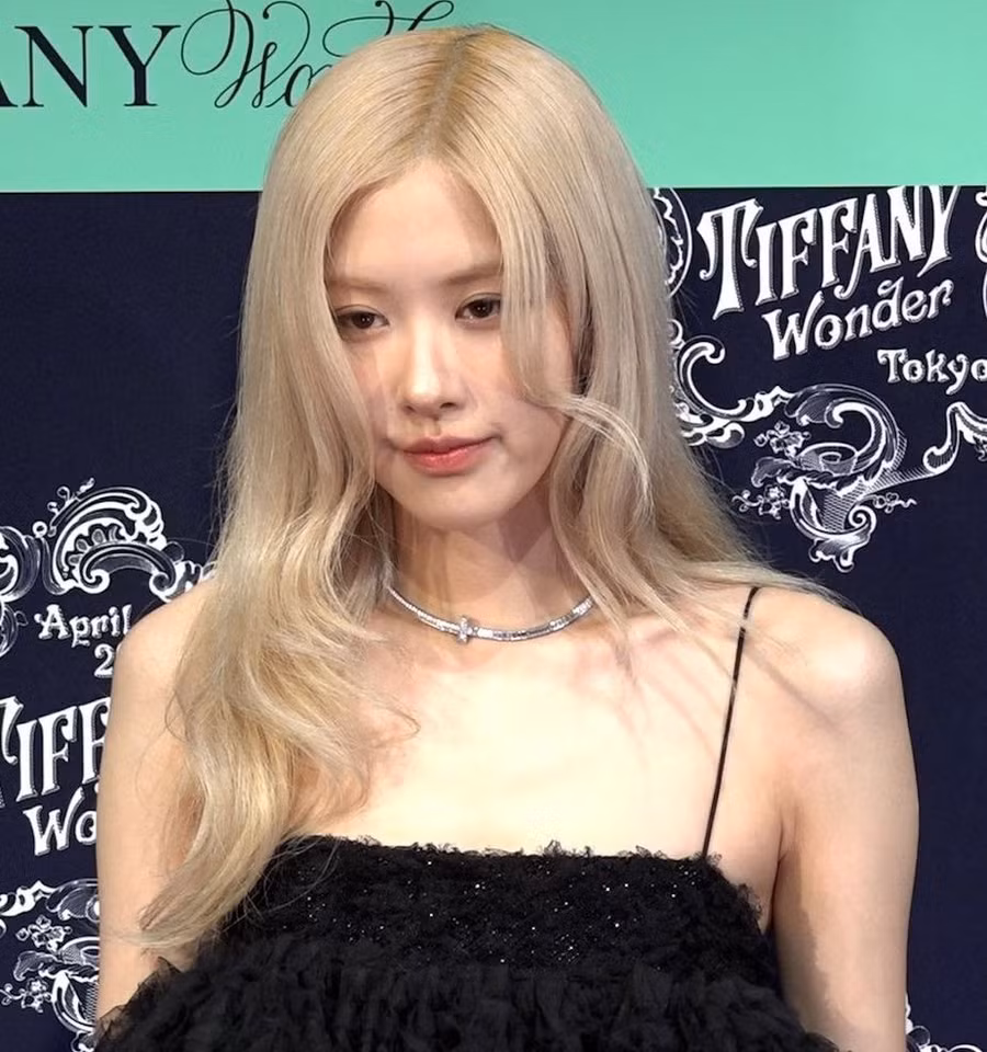 Cư dân mạng chia thành hai phe: người tin Rosé đã cắt mí mắt, số khác cho rằng do trang điểm. Cư dân mạng chia thành hai phe: người tin Rosé đã cắt mí mắt, số khác cho rằng do trang điểm.