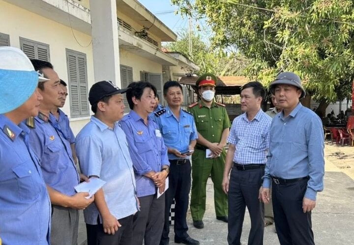 Tổng Giám đốc Tổng Công ty Đường sắt Việt Nam Hoàng Gia Khánh (đội mũ cối ngoài cùng bên phải) có mặt tại hiện trường chỉ đạo khắc phục sự cố, động viên các đơn vị thi công. Tổng Giám đốc Tổng Công ty Đường sắt Việt Nam Hoàng Gia Khánh (đội mũ cối ngoài cùng bên phải) có mặt tại hiện trường chỉ đạo khắc phục sự cố, động viên các đơn vị thi công.