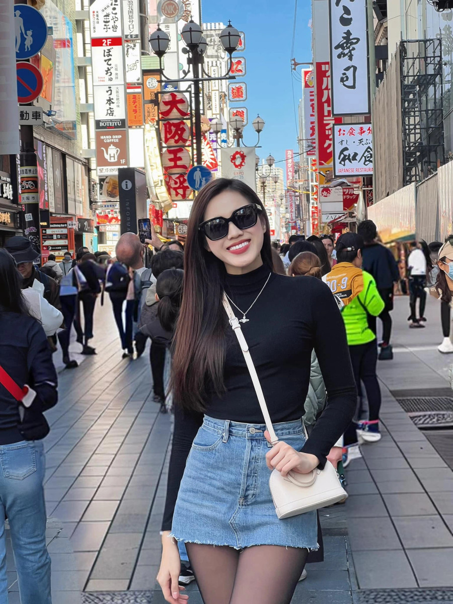 Đỗ Thị Hà xuất hiện bên những chiếc túi hiệu đắt tiền, du lịch ở nhiều nơi. Nói về chuyện đổi đời sau đăng quang, người đẹp cho biết: &quot;Khi có danh hiệu, nó giúp tôi có cuộc sống khác, thu nhập cũng tốt hơn. Nhưng đương nhiên ai làm việc cũng phấn đấu để có tài sản riêng và tôi cũng thế&quot;