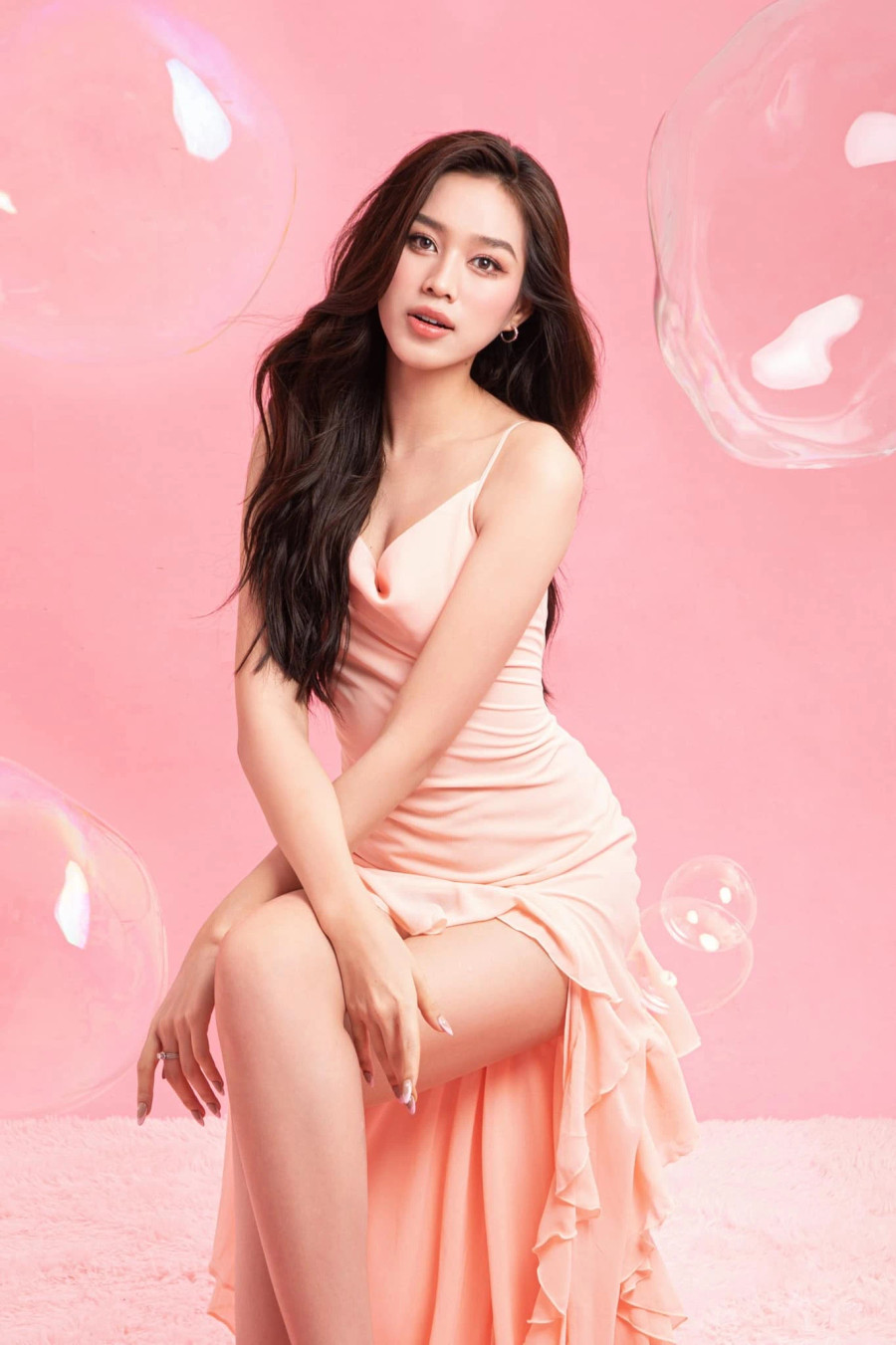 Sau 4 năm đăng quang, Đỗ Thị Hà được khen ngợi ngày càng thăng hạng nhan sắc. Bên cạnh hình ảnh nữ tính thường thấy, cô không ngại thử sức với trang phục gợi cảm. Những thiết kế cắt xẻ tôn vòng eo thon gọn được Hoa hậu Việt Nam 2020 lựa chọn khi xuất hiện tại một số sự kiện