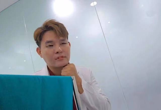 Người mặc áo blouse giống BS tại PK quốc tế UCI International tư vấn cho PV Người mặc áo blouse giống BS tại PK quốc tế UCI International tư vấn cho PV