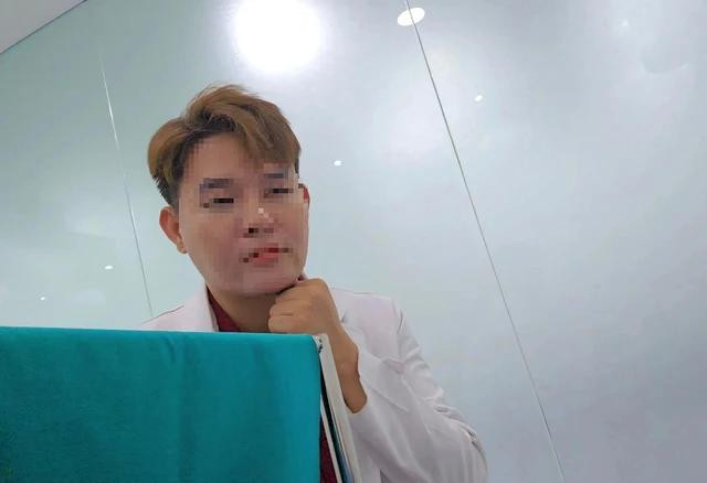 Người mặc áo blouse giống BS tại PK quốc tế UCI International tư vấn cho PV