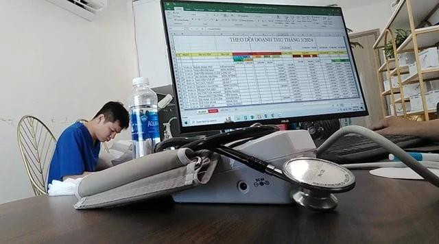 Bác sĩ Đức Trọng khoe doanh số cắt bao quy đầu với học viên Bác sĩ Đức Trọng khoe doanh số cắt bao quy đầu với học viên