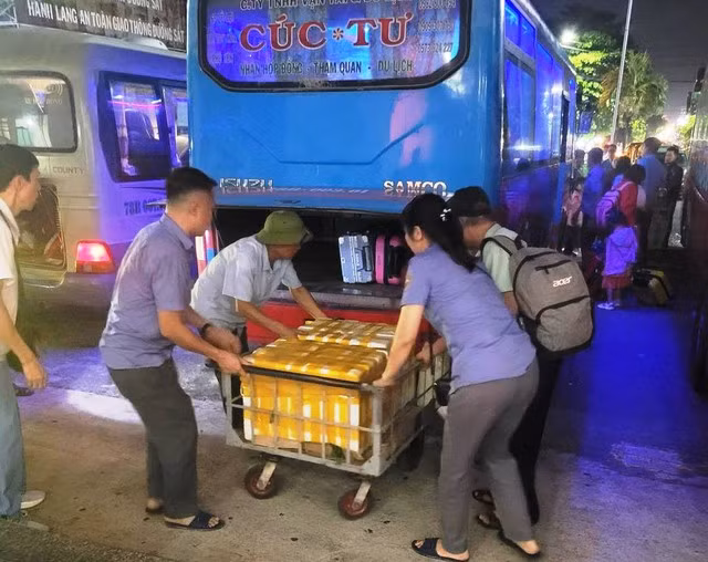 Chi nhánh Vận tải đường sắt Nha Trang tổ chức trung chuyển từ ga Tuy Hòa (Phú Yên) đến ga Giã (huyện Vạn Ninh, tỉnh Khánh Hòa)