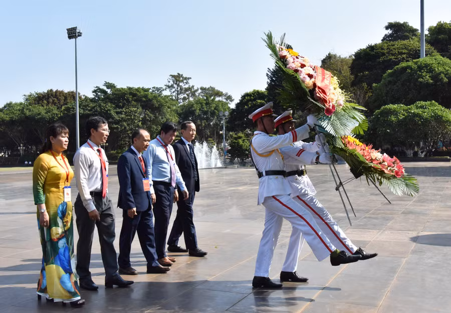 Đại diện Đảng ủy khối các tỉnh, thành phố khu vực miền Trung-Tây Nguyên dâng hoa trước Tượng đài Bác Hồ với các dân tộc Tây Nguyên tại Quảng trường Đại Đoàn Kết (TP. Pleiku). Ảnh: Đức Thụy