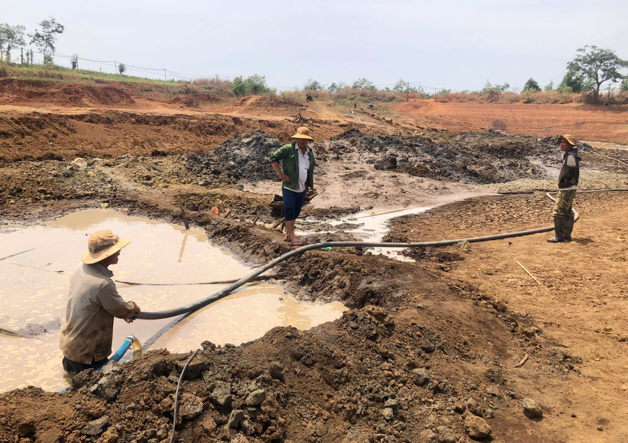 Người dân làng Ia Mua (xã Bàu Cạn, huyện Chư Prông) thuê máy múc hồ và bơm nước từ nơi khác về để cứu cây cà phê. Ảnh: Lê Nam Người dân làng Ia Mua (xã Bàu Cạn, huyện Chư Prông) thuê máy múc hồ và bơm nước từ nơi khác về để cứu cây cà phê. Ảnh: Lê Nam