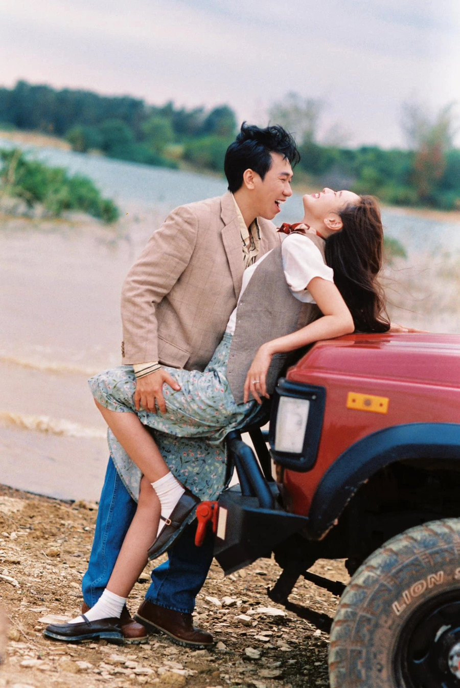 Sau khi cầu hôn cũng như chia sẻ về kế hoạch đám cưới, cặp đôi diễn viên phim Mai thoải mái thể hiện tình cảm, tương tác trên mạng xã hội. &quot;Trước đây tôi không công khai vì sợ thông tin cá nhân ảnh hưởng đến các dự án, gây lùm xùm không đáng có. Tôi chọn lúc này chia sẻ vì thấy thích hợp&quot;, Anh Đức từng bày tỏ