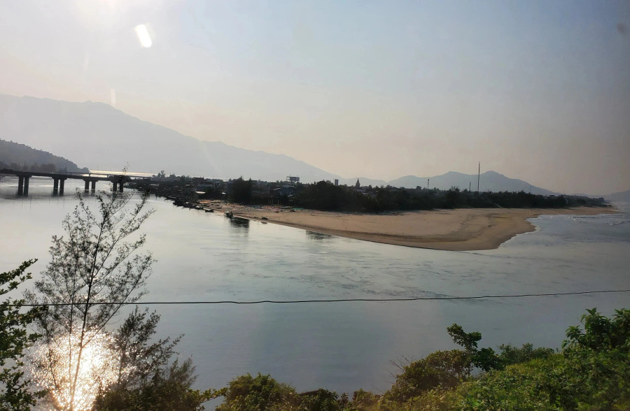 Bãi biển vịnh Lăng Cô nhìn từ khung cửa tàu Bãi biển vịnh Lăng Cô nhìn từ khung cửa tàu