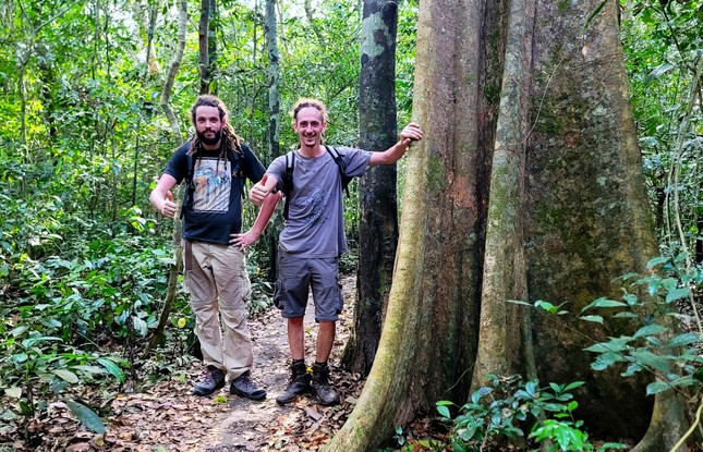 Du khách nước ngoài chekking Bàu Sấu