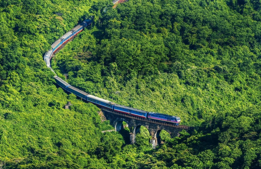 Chuyến tàu băng qua những cảnh đẹp thiên nhiên kỳ vĩ Chuyến tàu băng qua những cảnh đẹp thiên nhiên kỳ vĩ