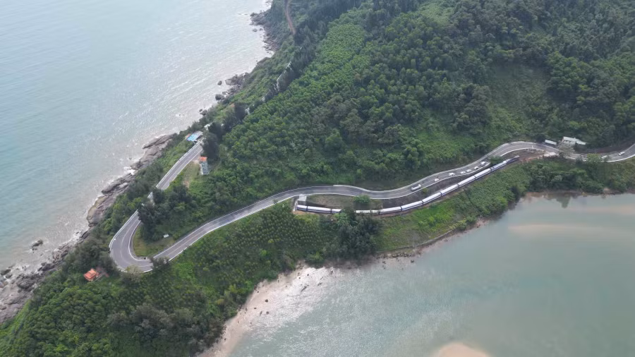 Cung đường sắt tuyệt đẹp khi tàu bắt đầu lên đèo Hải Vân từ hướng Huế - Đà Nẵng