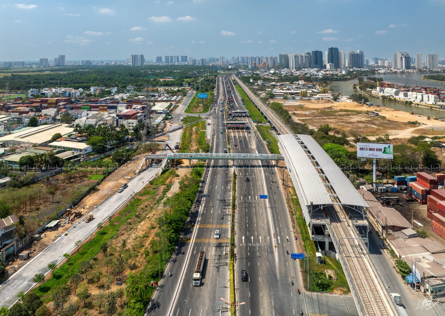 Ga Phước Long nằm tại cảng Phước Long, phường Trường Thọ, TP.Thủ Đức, dài 137,5m, chiều rộng 22m, cao 19,45m Ga Phước Long nằm tại cảng Phước Long, phường Trường Thọ, TP.Thủ Đức, dài 137,5m, chiều rộng 22m, cao 19,45m