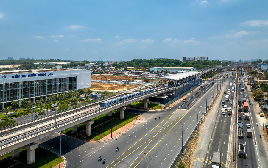 Ga Bến xe Suối Tiên là nhà ga thứ 14 của tuyến metro số 1, được kết nối trực tiếp với Bến xe Miền Đông mới, có chiều dài 137,5m, rộng 19m, cao 15,75m (ga loại D) Ga Bến xe Suối Tiên là nhà ga thứ 14 của tuyến metro số 1, được kết nối trực tiếp với Bến xe Miền Đông mới, có chiều dài 137,5m, rộng 19m, cao 15,75m (ga loại D)