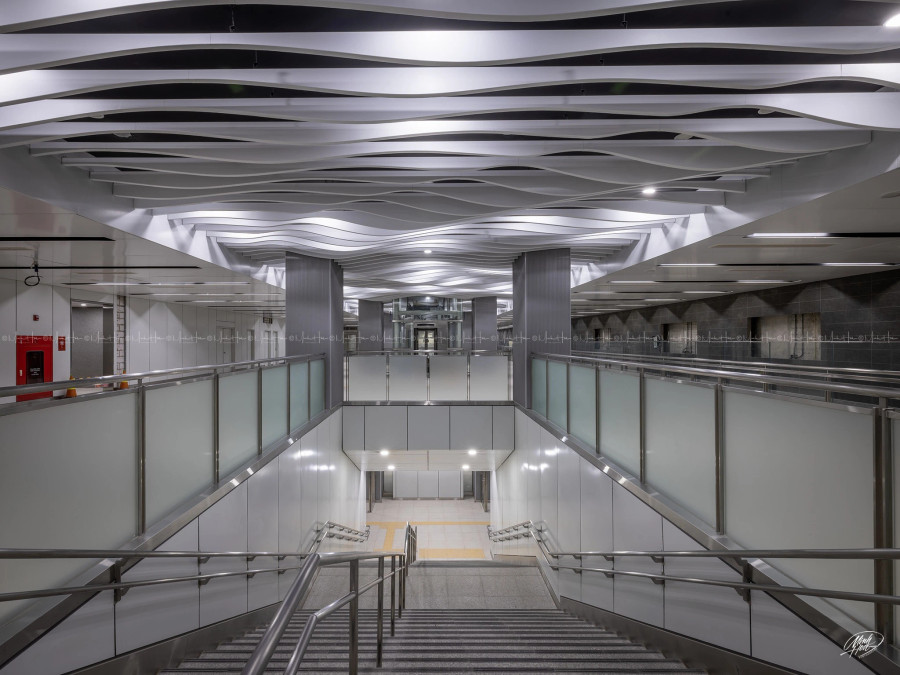 Ga Ba Son là một trong 3 ga ngầm của tuyến metro số 1, được thiết kế ngầm dài 240m, rộng 34,5m, độ sâu khoảng 17m. Nhà ga gồm 2 tầng: tầng 1 gồm các trang thiết bị phục vụ hành khách như sảnh đợi, máy bán vé, cổng thu phí tự động, phòng hướng dẫn thông tin cho hành khách; tầng 2 là nơi dành cho sân ga, nơi có tàu dừng, đỗ để đón và trả khách Ga Ba Son là một trong 3 ga ngầm của tuyến metro số 1, được thiết kế ngầm dài 240m, rộng 34,5m, độ sâu khoảng 17m. Nhà ga gồm 2 tầng: tầng 1 gồm các trang thiết bị phục vụ hành khách như sảnh đợi, máy bán vé, cổng thu phí tự động, phòng hướng dẫn thông tin cho hành khách; tầng 2 là nơi dành cho sân ga, nơi có tàu dừng, đỗ để đón và trả khách