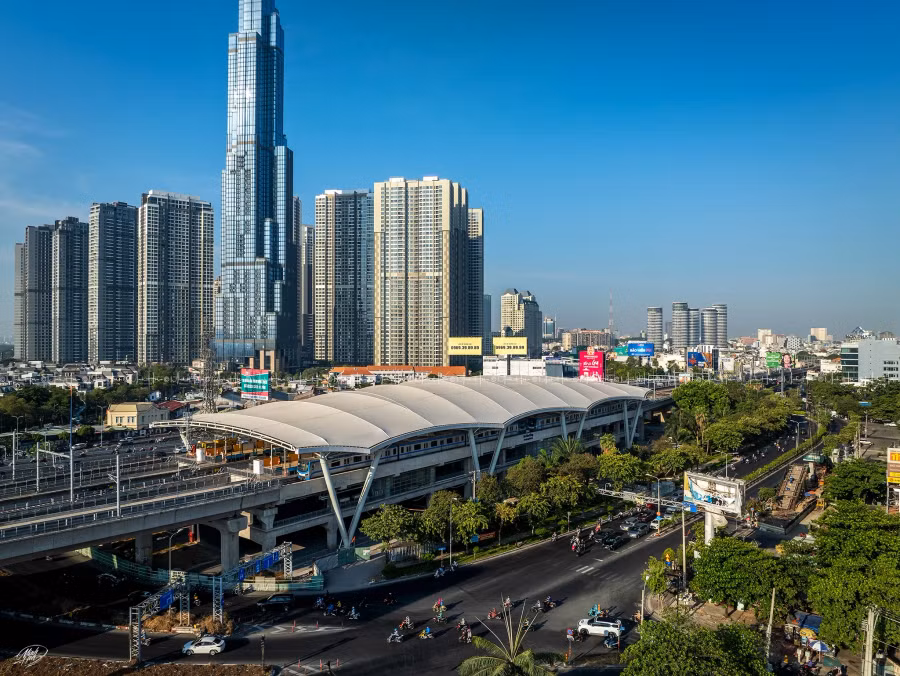 Ga Tân Cảng - chiều dài 137,5m, chiều rộng 37,3m, cao 25,8m, là ga loại B. Đây là nhà ga có quy mô lớn nhất so với 10 nhà ga trên cao còn lại, được thiết kế với 4 làn tàu và là điểm kết nối của tuyến metro số 1 với tuyến metro số 5 (hình thành trong tương lai). Điều đặc biệt nhất là hệ thống mái che có diện tích 6.200m2 của nhà ga Tân Cảng được thiết kế bằng màng sợi thủy tinh phủ nhựa xuất xứ từ Nhật Bản, có quy mô nhất Việt Nam ở thời điểm hiện nay