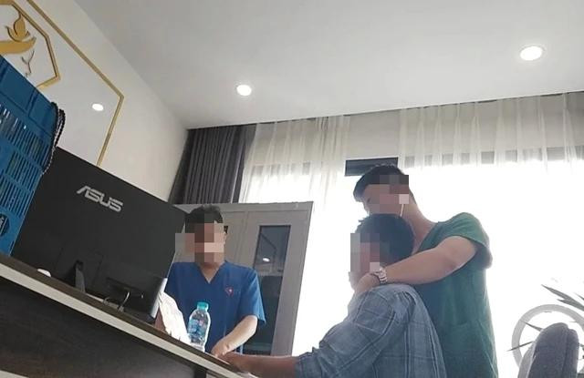 Bác sĩ Đức Trọng khám cho bệnh nhân chuẩn bị cắt bao quy đầu Bác sĩ Đức Trọng khám cho bệnh nhân chuẩn bị cắt bao quy đầu