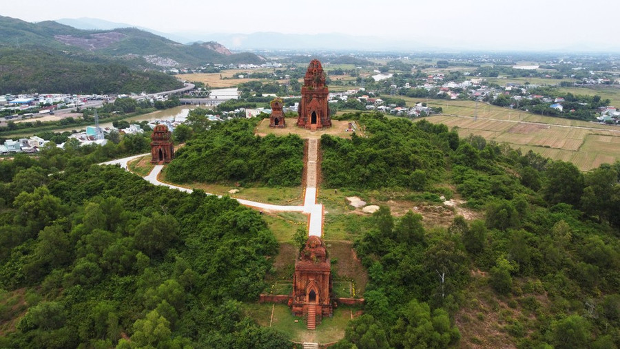 Quần thể tháp chăm Bánh Ít nằm giữa cảnh quan thiên nhiên đẹp. Ảnh: NGỌC OAI Quần thể tháp chăm Bánh Ít nằm giữa cảnh quan thiên nhiên đẹp. Ảnh: NGỌC OAI