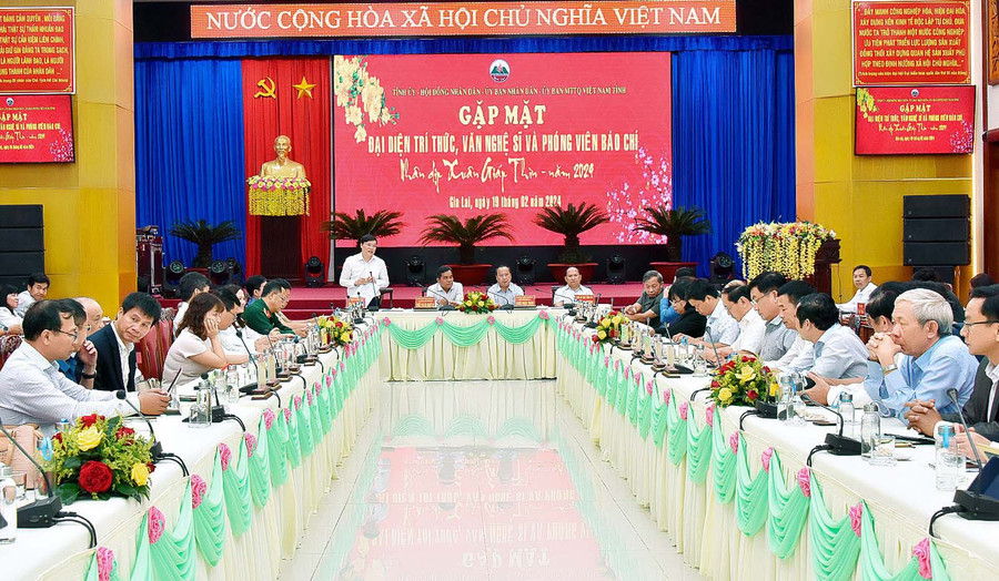 Lãnh đạo tỉnh gặp mặt đại diện trí thức, văn nghệ sĩ và phóng viên báo chí nhân dịp Xuân Giáp Thìn 2024. Ảnh: Đức Thụy Lãnh đạo tỉnh gặp mặt đại diện trí thức, văn nghệ sĩ và phóng viên báo chí nhân dịp Xuân Giáp Thìn 2024. Ảnh: Đức Thụy