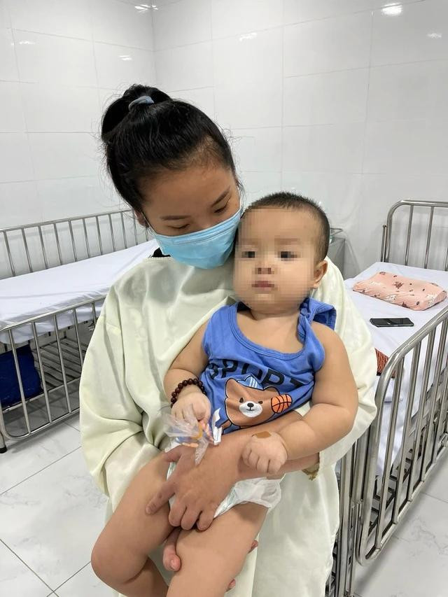 Chị Ngọc Thắm (Bình Định) và con trai mắc SMA, tại BV Nhi đồng 1, may mắn “quay số trúng thuốc” đặc trị SMA năm 2023 Chị Ngọc Thắm (Bình Định) và con trai mắc SMA, tại BV Nhi đồng 1, may mắn “quay số trúng thuốc” đặc trị SMA năm 2023