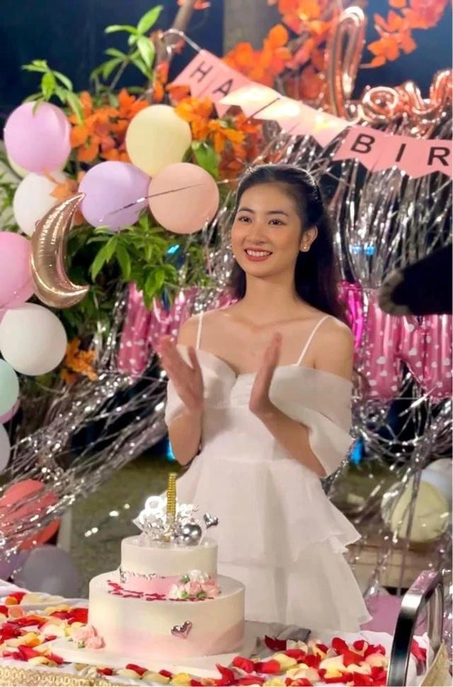 Bộ váy tiểu thư đón sinh nhật lần thứ 20 của Ngân Hà do Linh Chi đóng vẫn bị chê là "kém sang" Bộ váy tiểu thư đón sinh nhật lần thứ 20 của Ngân Hà do Linh Chi đóng vẫn bị chê là "kém sang"