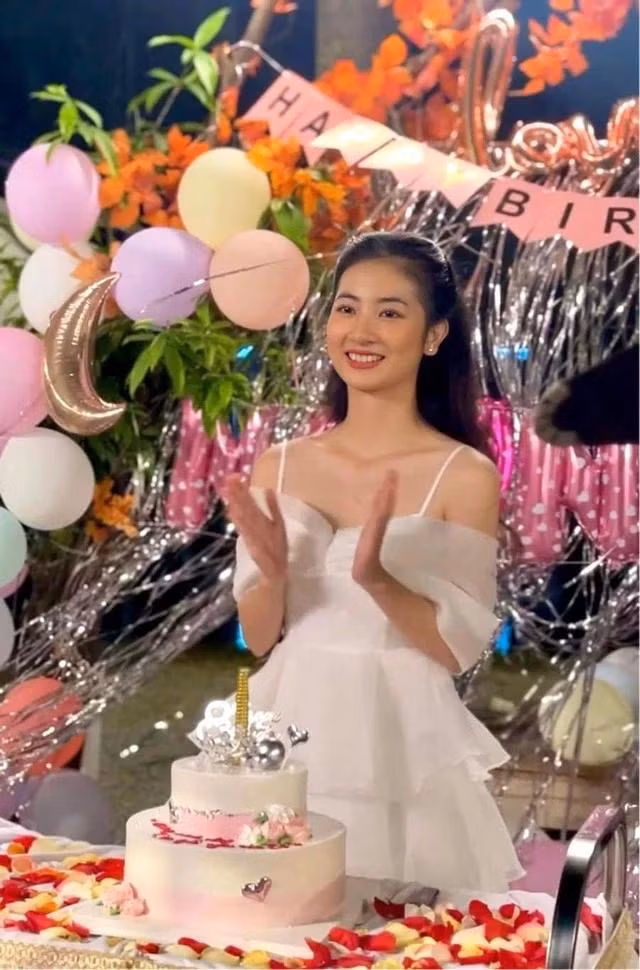 Bộ váy tiểu thư đón sinh nhật lần thứ 20 của Ngân Hà do Linh Chi đóng vẫn bị chê là "kém sang" Bộ váy tiểu thư đón sinh nhật lần thứ 20 của Ngân Hà do Linh Chi đóng vẫn bị chê là "kém sang"